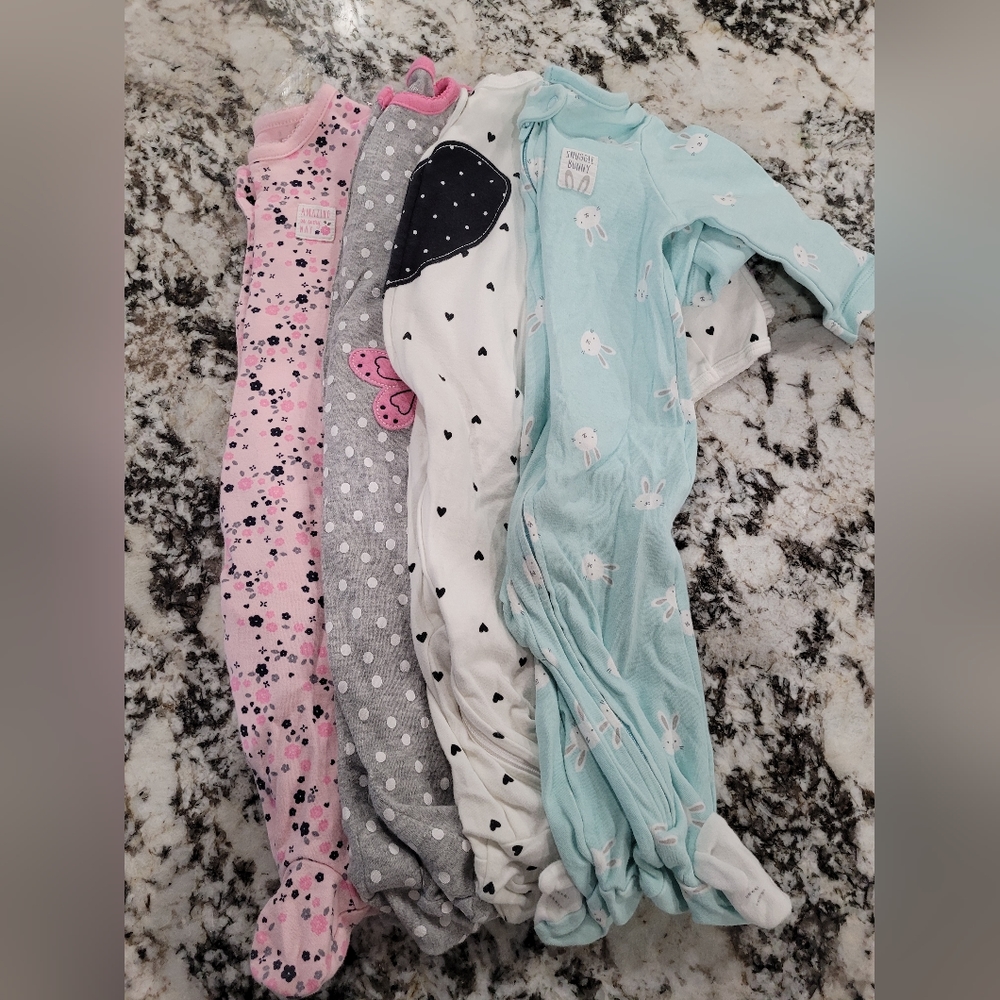 Bundle of 4 Carter's pajamas/one piece footies 6 months